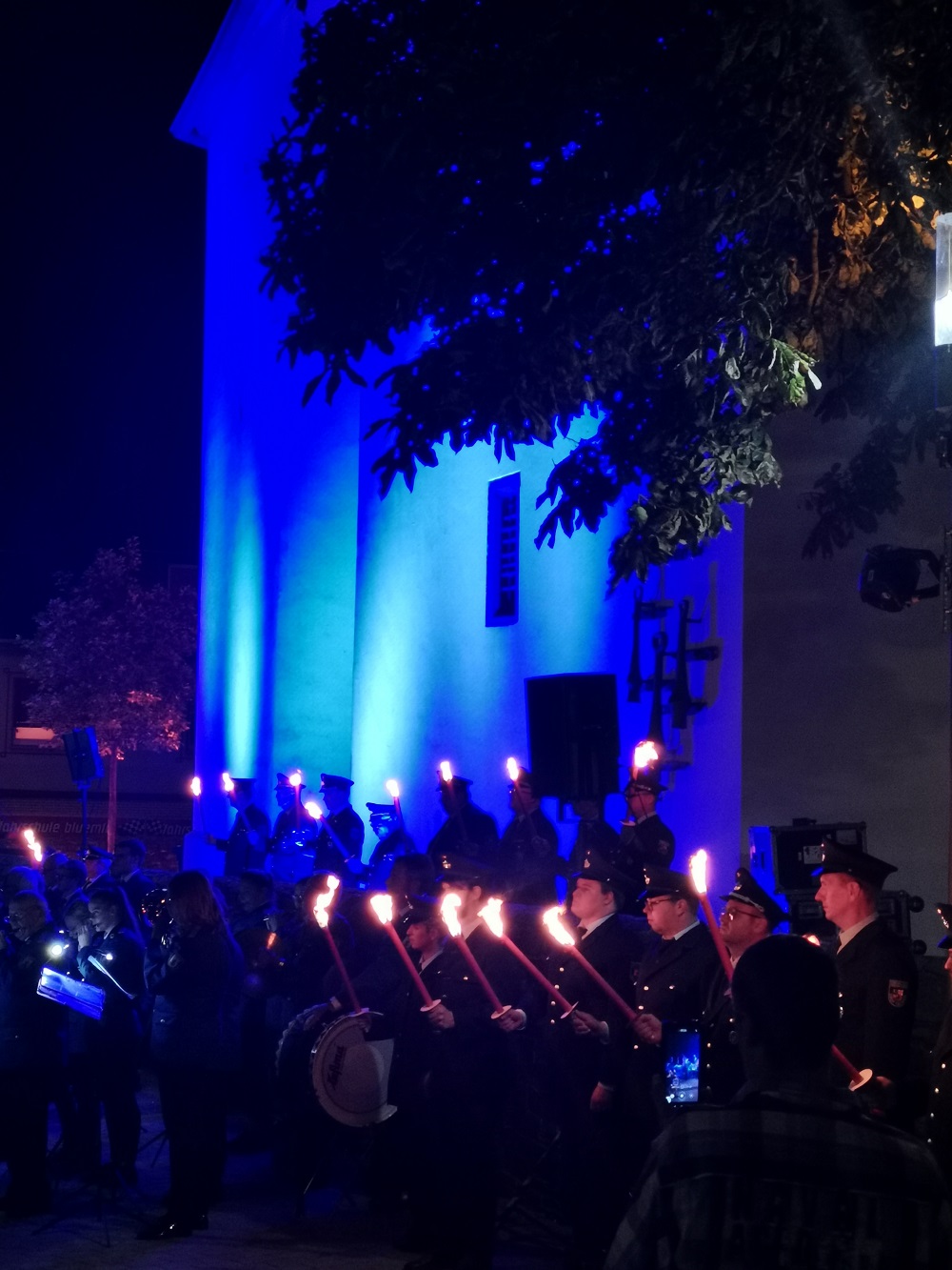 Dorfabend auf dem Marktplatz an der Pfarrkirche